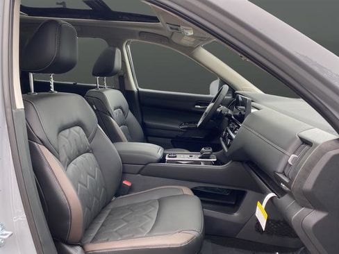 New 2026 Nissan Pathfinder Platinum image 31