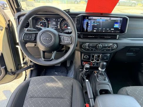 Used 2026 Jeep Gladiator Mojave AWD/4WD image 17