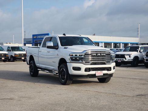 Used 2025 RAM 2500 Laramie AWD/4WD image 3