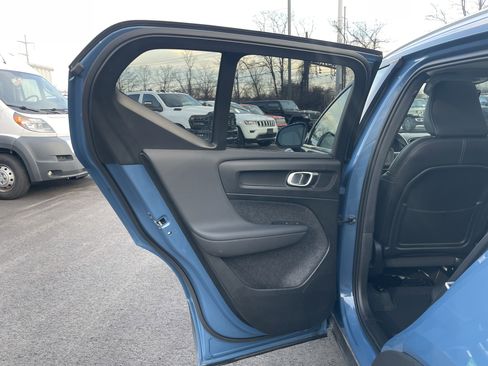 Used 2025 Volvo XC40 B5 Plus image 27