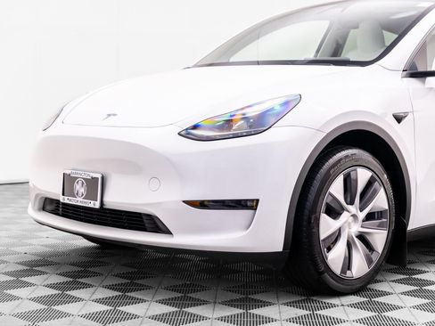 Used 2023 Tesla Model Y 2WD image 39