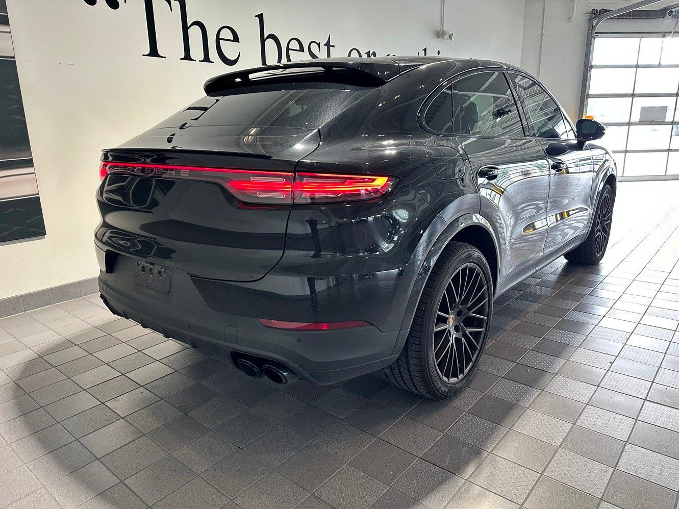 Used 2023 Porsche Cayenne Platinum Edition AWD/4WD image 4