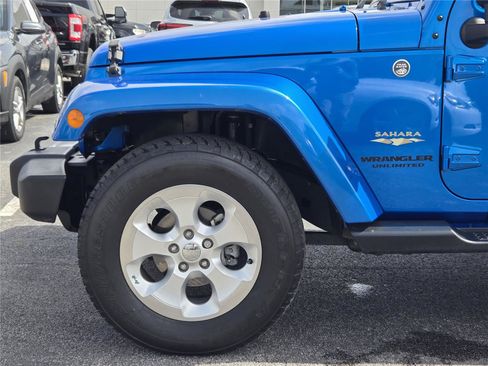 Used 2015 Jeep Wrangler Unlimited Sahara w/ Connectivity Group AWD/4WD image 9