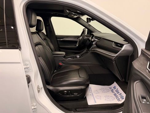 Used 2024 Jeep Grand Cherokee Limited w/ Luxury Tech Group II image 11