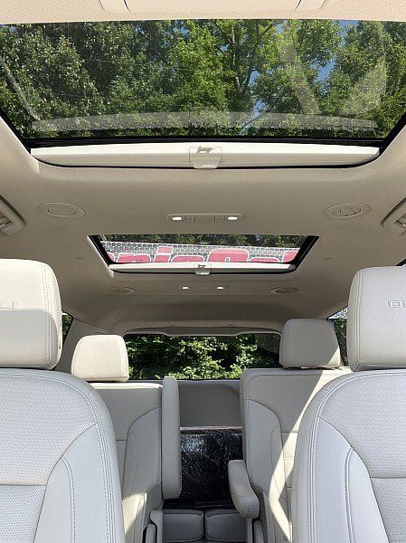 Used 2022 GMC Acadia Denali w/ Denali Technology Package FWD image 12