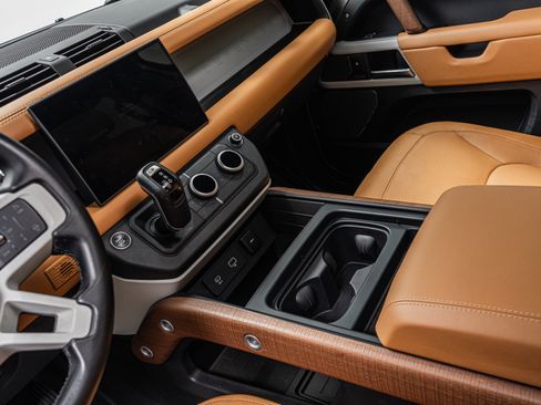 Used 2024 Land Rover Defender 110 SE image 28