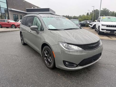 Used 2020 Chrysler Pacifica Touring-L w/ Advanced Safetytec Group FWD image 3