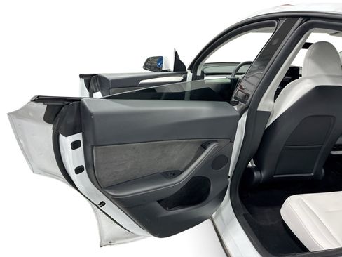 Certified 2023 Tesla Model Y Long Range AWD/4WD image 10