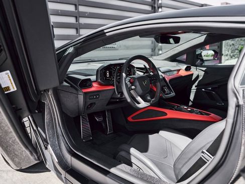 Used 2025 Lamborghini Revuelto image 36