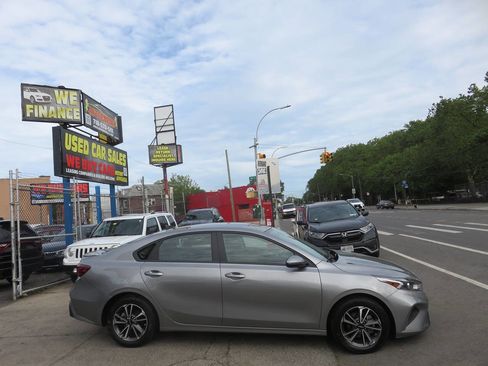 Used 2023 Kia Forte LXS w/ LXS Technology Package FWD image 9