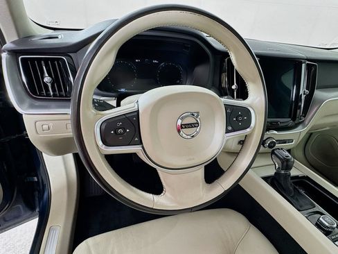 Used 2019 Volvo XC60 T5 Momentum w/ Multimedia Package AWD/4WD image 11