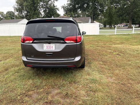 Used 2020 Chrysler Pacifica Limited FWD image 6