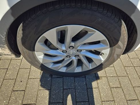 Certified 2025 Land Rover Discovery S AWD/4WD image 11