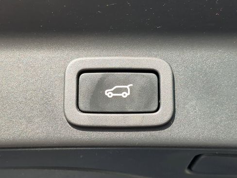 Used 2019 Jaguar F-PACE S image 39