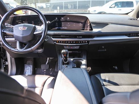 Used 2024 Cadillac XT4 Premium Luxury image 7