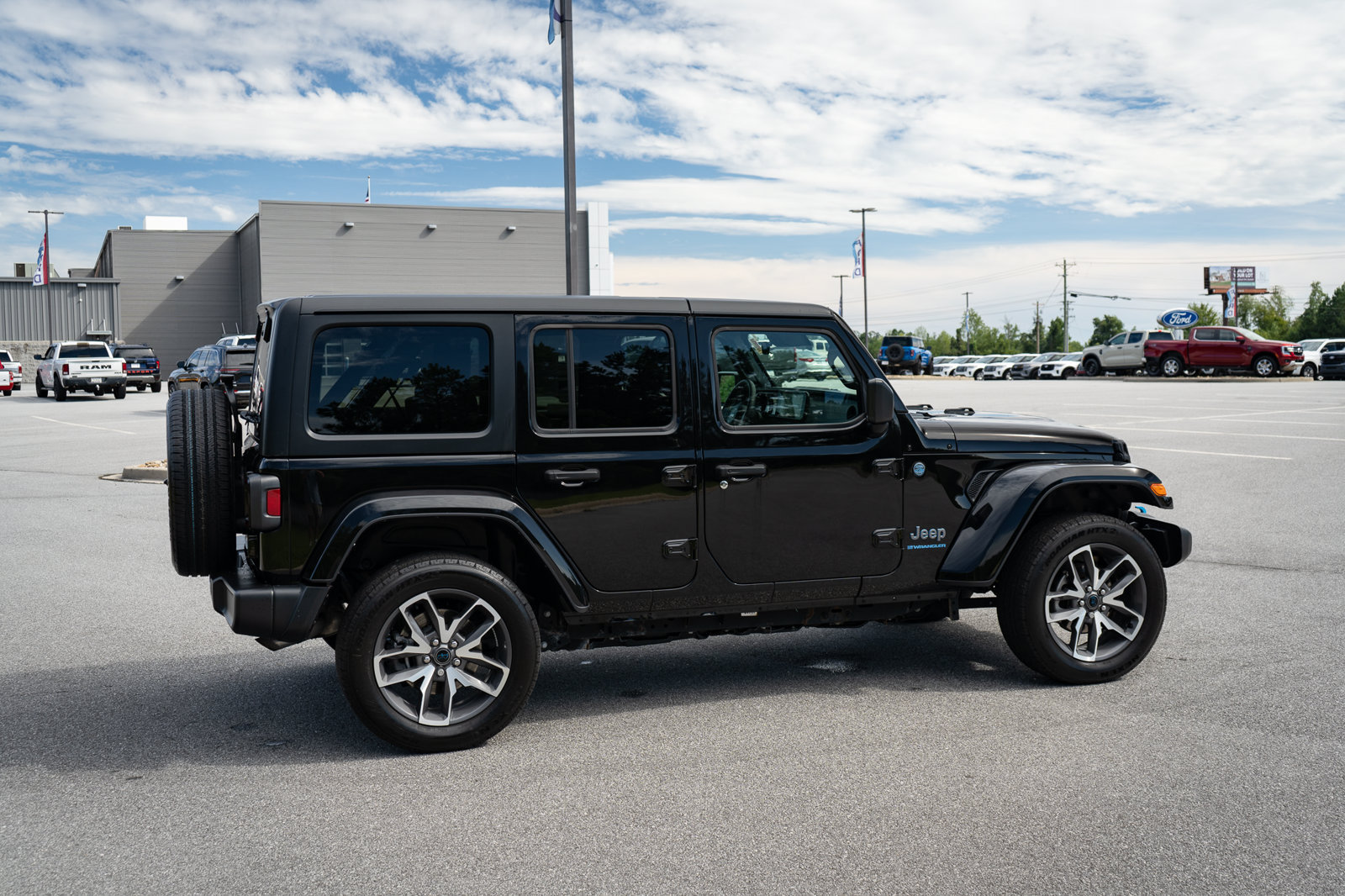 Used 2024 Jeep Wrangler Unlimited w/ Convenience Group AWD/4WD image 10