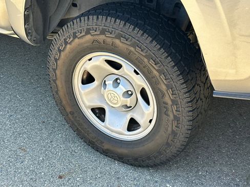 Used 2020 Toyota Tacoma SR5 RWD image 17