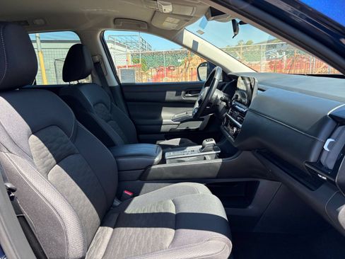Used 2025 Nissan Pathfinder SV FWD image 39