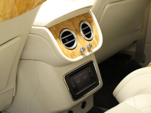 Used 2017 Bentley Bentayga AWD/4WD image 68