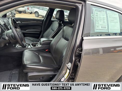 Used 2018 Chrysler 300 Limited RWD image 13