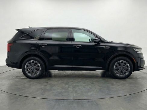 Used 2024 Kia Sorento S image 11