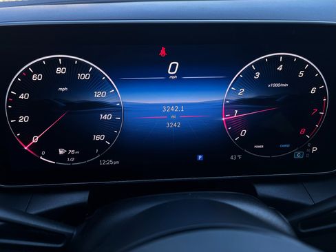 Used 2025 Mercedes-Benz GLC 300 4MATIC image 46