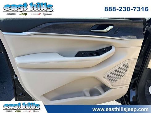 Certified 2023 Jeep Grand Cherokee Limited w/ Luxury Tech Group II AWD/4WD image 13