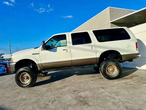 Used 2001 Ford Excursion XLT image 2