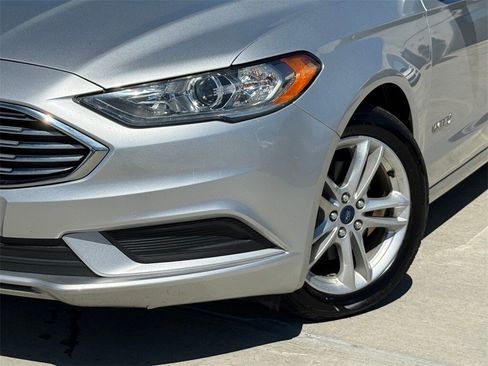 Used 2018 Ford Fusion SE image 2