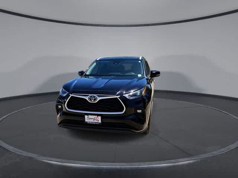 Used 2022 Toyota Highlander XLE FWD image 3