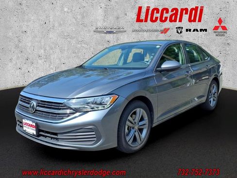 Used 2024 Volkswagen Jetta SE FWD image 3