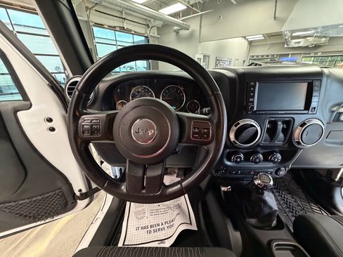 Used 2012 Jeep Wrangler Rubicon w/ PWR Convenience Group AWD/4WD image 9