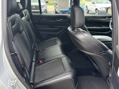Used 2023 Jeep Grand Cherokee Altitude AWD/4WD image 20