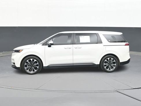 Used 2024 Kia Carnival EX image 8