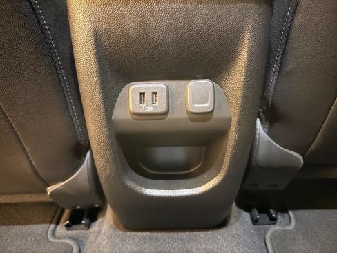 Used 2022 Chevrolet Colorado Z71 AWD/4WD image 33