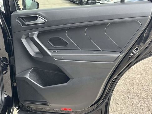 Used 2023 Volkswagen Tiguan SE w/ Panoramic Sunroof Package FWD image 24