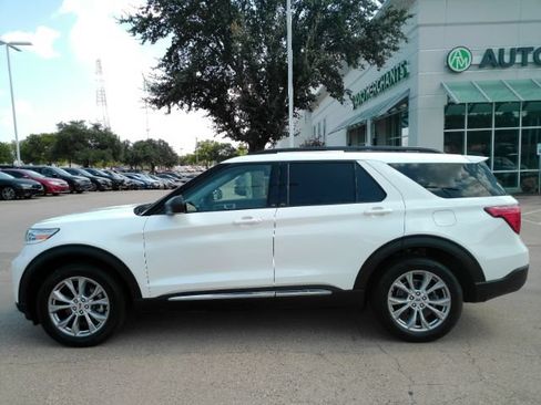 Used 2021 Ford Explorer XLT w/ Equipment Group 202A AWD/4WD image 14