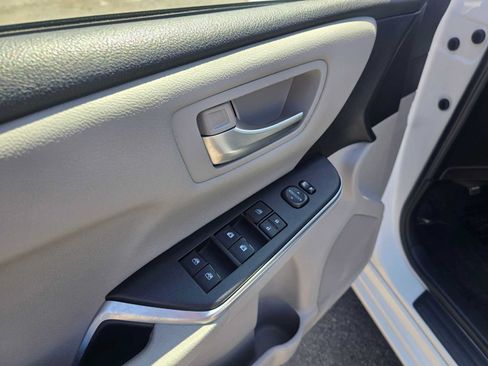 Used 2016 Toyota Camry SE FWD image 19