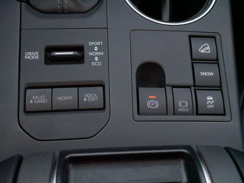 Certified 2025 Toyota Highlander XLE image 25