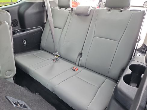 Used 2022 Toyota Highlander XLE AWD/4WD image 30