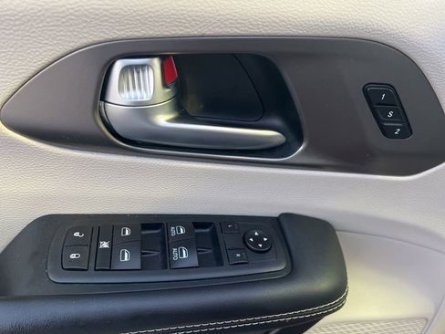 Certified 2020 Chrysler Pacifica Touring-L image 28
