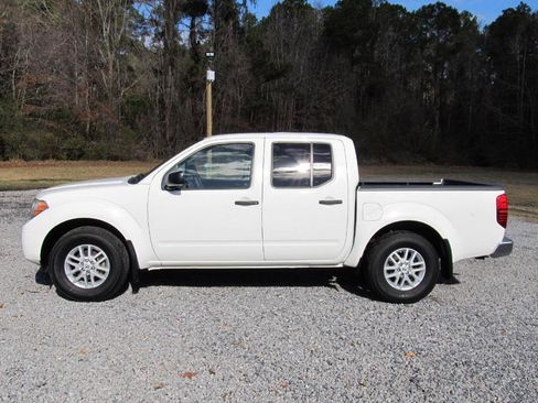 Used 2019 Nissan Frontier SV image 3