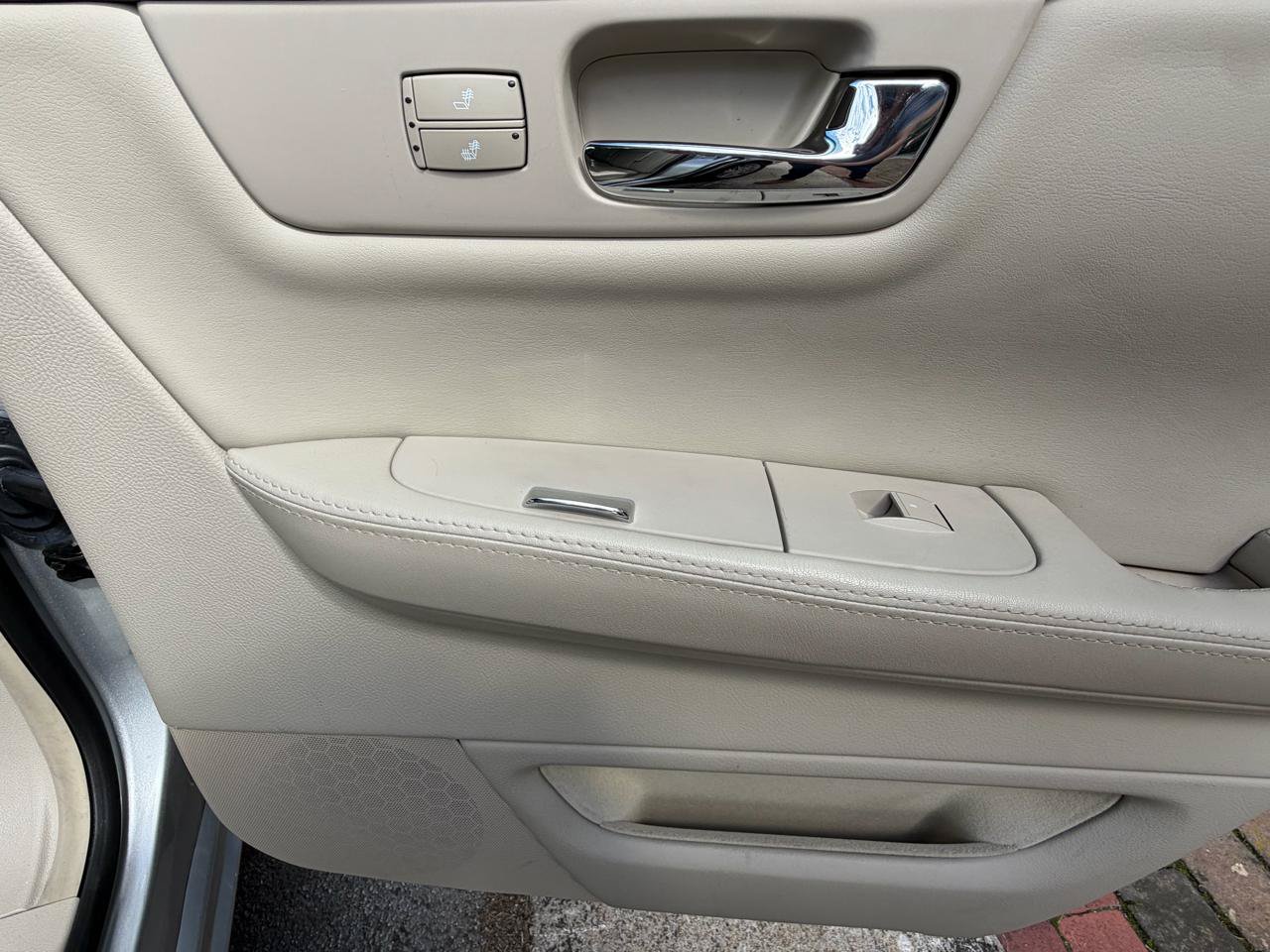 Used 2010 Cadillac DTS Luxury FWD image 32