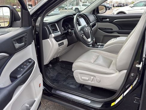 Used 2019 Toyota Highlander Limited Platinum image 2