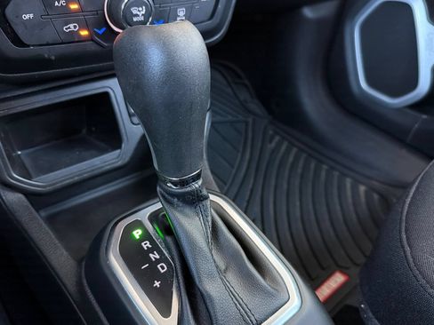 Used 2020 Jeep Renegade Latitude w/ Popular Equipment Group FWD image 20