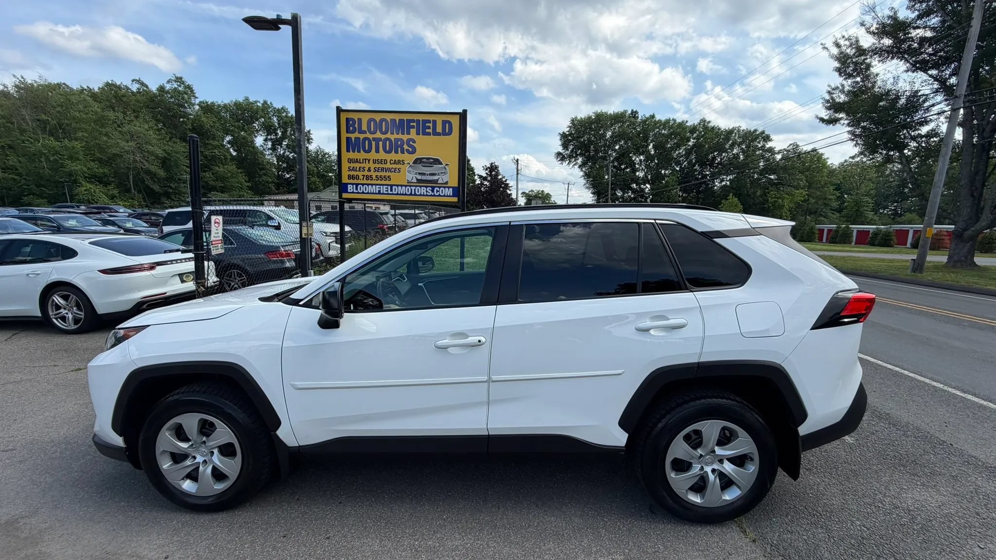 Used 2021 Toyota RAV4 LE AWD/4WD image 2