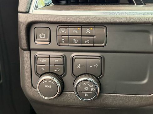 Used 2025 Chevrolet Suburban Premier AWD/4WD image 23