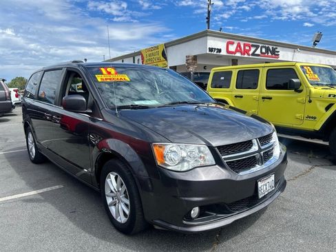 Used 2019 Dodge Grand Caravan SXT FWD image 3