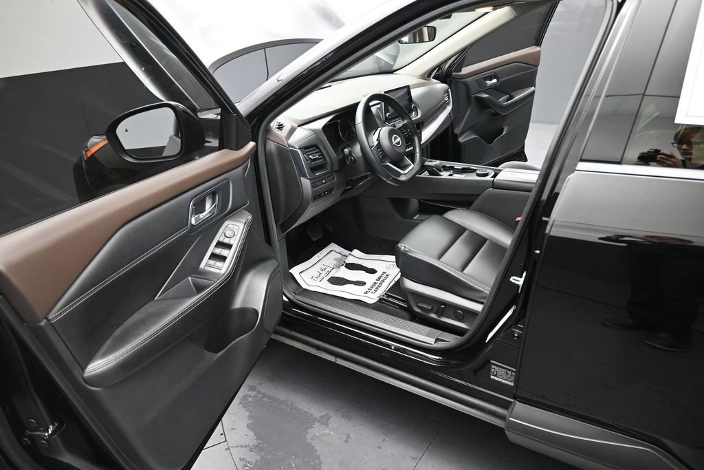 Certified 2023 Nissan Rogue SV w/ SV Premium B Package AWD/4WD image 18