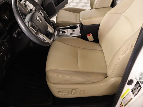 Used 2015 Toyota 4Runner SR5 image 12